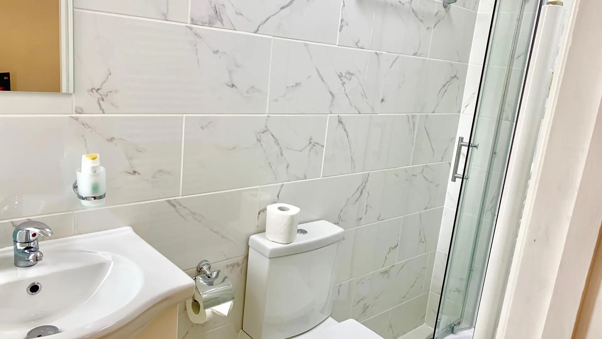 Apartment London Studio Apartments, Private Bathroom, Kitchenette, Parking, Np7