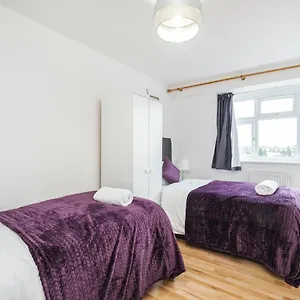 Spacious 3 Bed 1 Bath Hse W Guest Toilet W Parking Near Excel - E16 Apartment