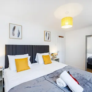Lovely 2 Bd Hse With Parking Near Excel Apartment
