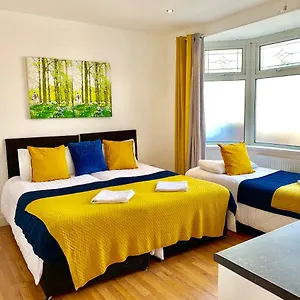 4 Bedrooms, 3 Baths, Full Kitchen And Lounge, Garden, Free Parking Apartment