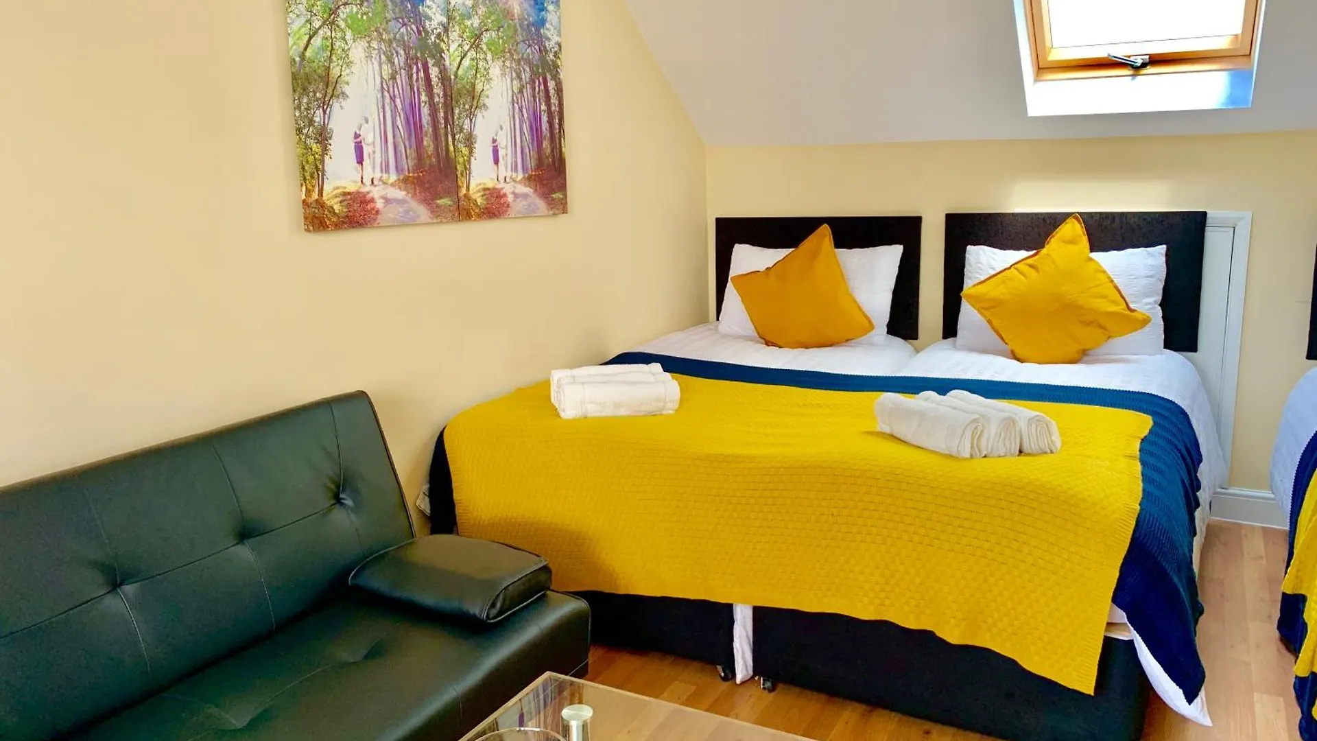 London Studio Apartments, Private Bathroom, Kitchenette, Parking, Np7 0*,  United Kingdom
