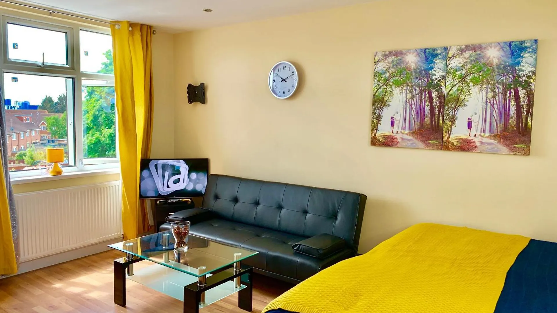 London Studio Apartments, Private Bathroom, Kitchenette, Parking, Np7 0*,