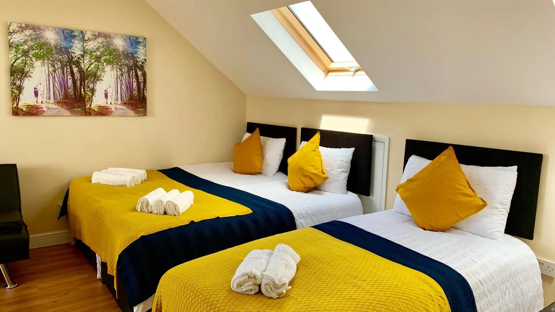 London Studio Apartments, Private Bathroom, Kitchenette, Parking, Np7