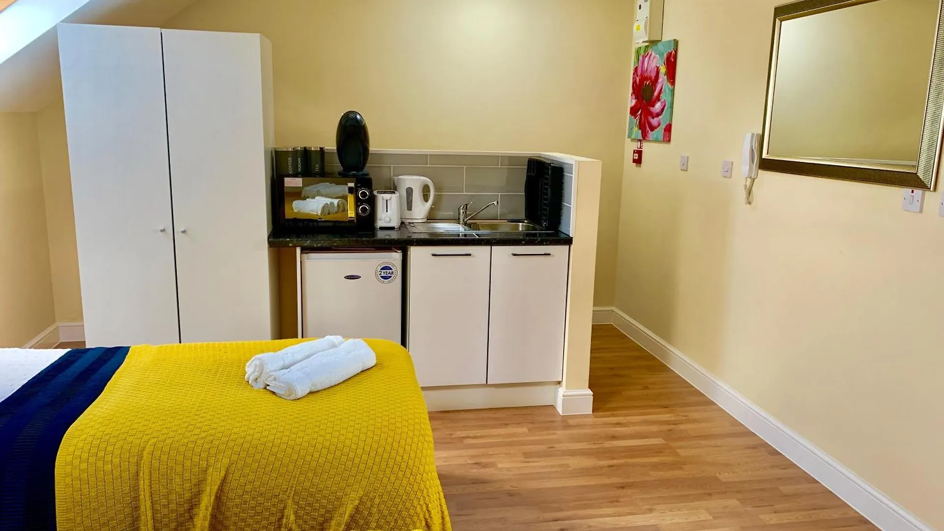 London Studio Apartments, Private Bathroom, Kitchenette, Parking, Np7 Apartment