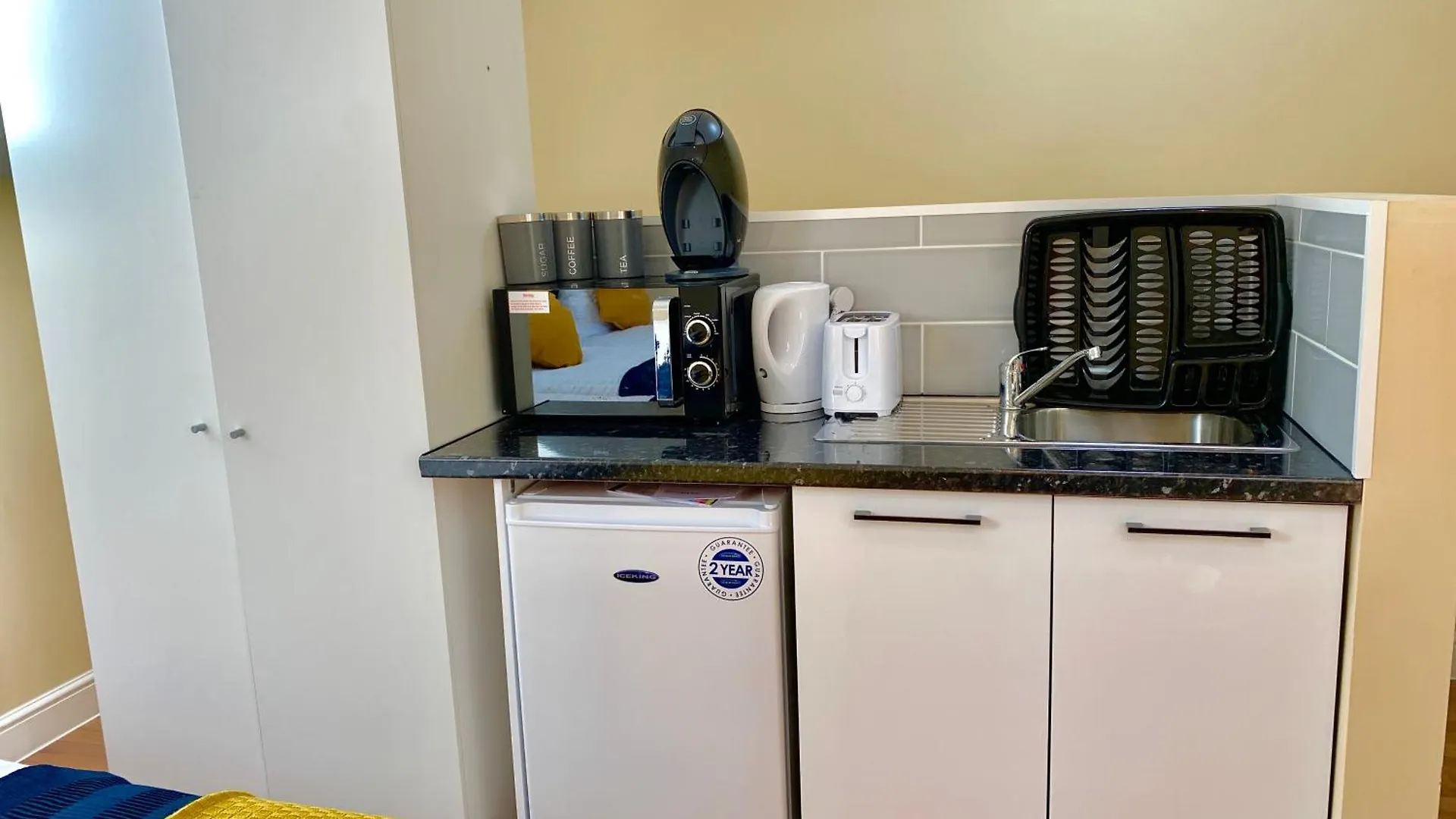 London Studio Apartments, Private Bathroom, Kitchenette, Parking, Np7 Apartment